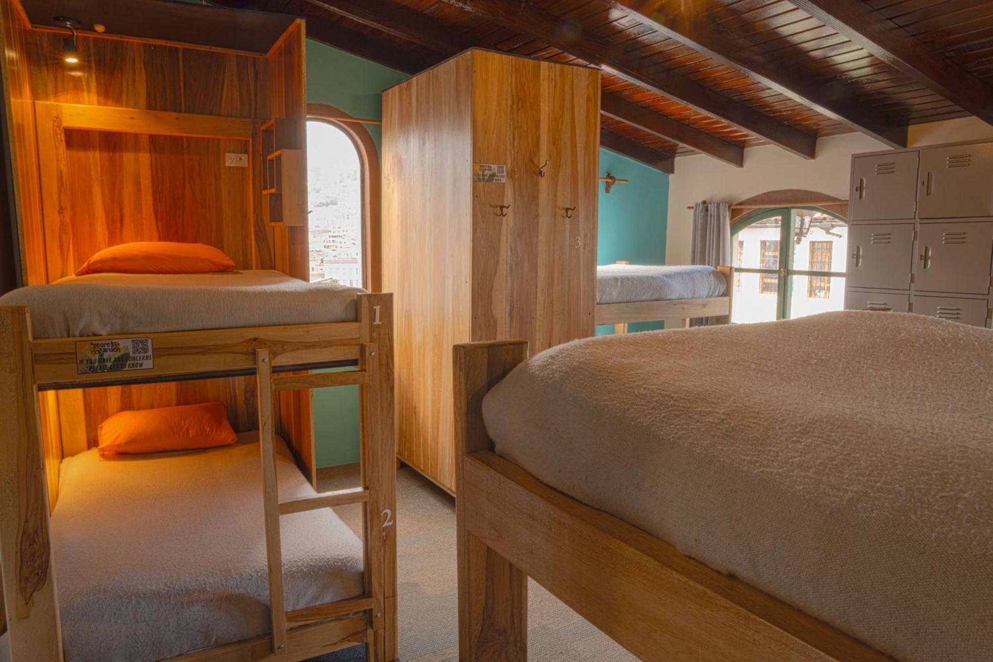 The Secret Garden Hostel Кито Екстериор снимка