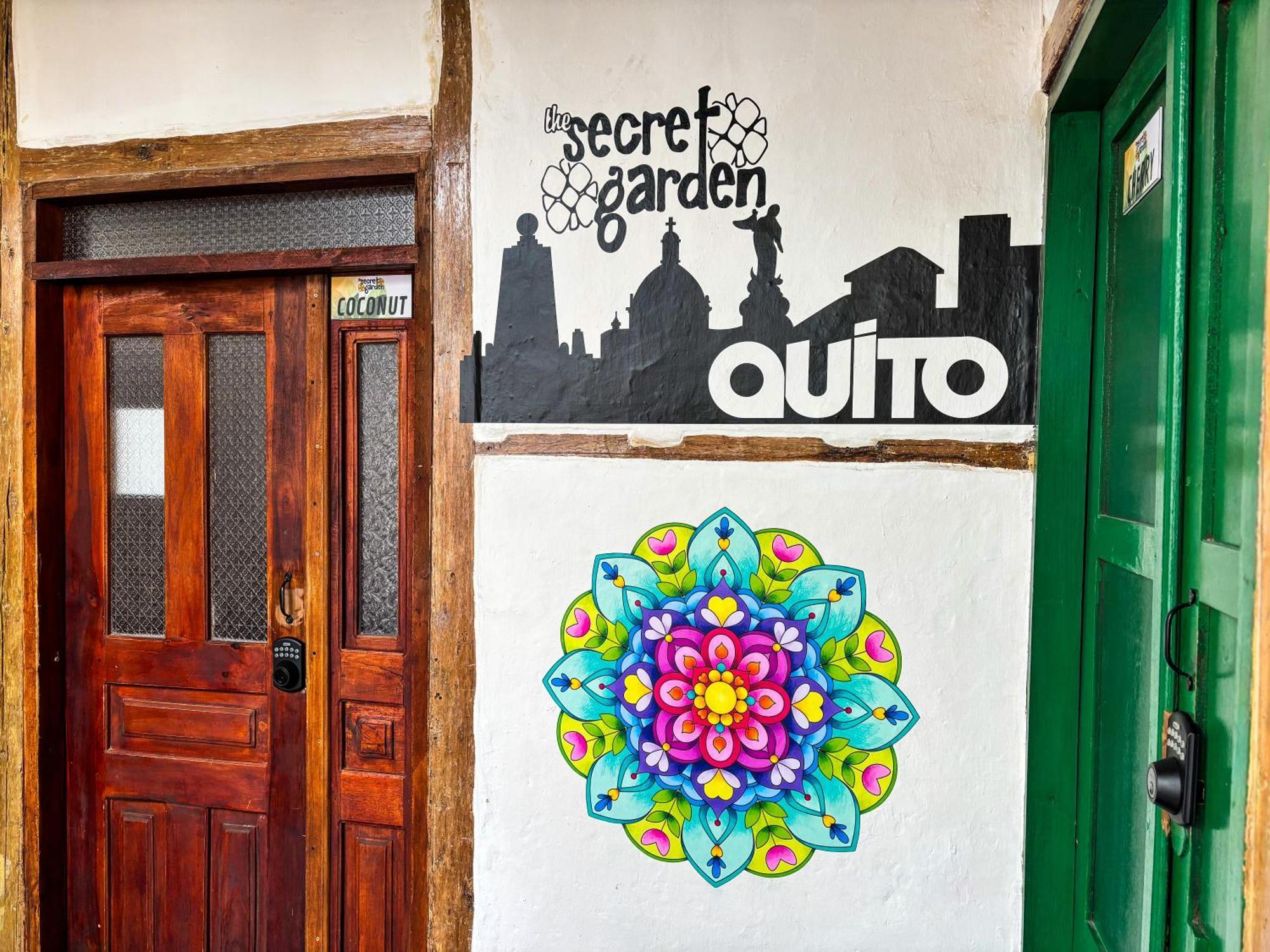 The Secret Garden Hostel Кито Екстериор снимка